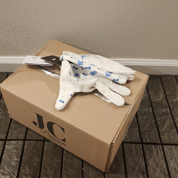 Men's Jordan UNC Tarheels Team Issued Vapor Football Jet 7.0 Gloves - Picture 8 of 12
